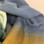 Tørklæde Let Vævet Merino Uld - Ilvie, okker, brun, petrol, blå, støvet, salvie, grøn, koloreret, unisex, herrer, damer, moderne, lækkert, kvalitet, ren, blød, luksuriøs, luksus, merino, merinould, uldent, uldtørklæde, halstørklæde, koloreret, farveforløb, tone-i-tone, klassisk, dæmpet, underspillet, dansk, design, tidløs, elegance, skønt, smukt, flot, herretørklæde, gave, gaveide, efterår, vinter, vintertørklæde, sjal, over skuldrene, stola, havfarver, biti, ribe