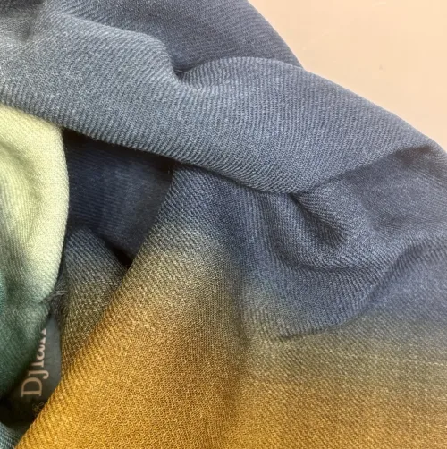 Tørklæde Let Vævet Merino Uld - Ilvie, okker, brun, petrol, blå, støvet, salvie, grøn, koloreret, unisex, herrer, damer, moderne, lækkert, kvalitet, ren, blød, luksuriøs, luksus, merino, merinould, uldent, uldtørklæde, halstørklæde, koloreret, farveforløb, tone-i-tone, klassisk, dæmpet, underspillet, dansk, design, tidløs, elegance, skønt, smukt, flot, herretørklæde, gave, gaveide, efterår, vinter, vintertørklæde, sjal, over skuldrene, stola, havfarver, biti, ribe