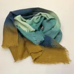 Tørklæde Let Vævet Merino Uld - Ilvie, okker, brun, petrol, blå, støvet, salvie, grøn, koloreret, unisex, herrer, damer, moderne, lækkert, kvalitet, ren, blød, luksuriøs, luksus, merino, merinould, uldent, uldtørklæde, halstørklæde, koloreret, farveforløb, tone-i-tone, klassisk, dæmpet, underspillet, dansk, design, tidløs, elegance, skønt, smukt, flot, herretørklæde, gave, gaveide, efterår, vinter, vintertørklæde, sjal, over skuldrene, stola, havfarver, biti, ribe