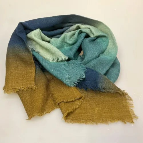 Tørklæde Let Vævet Merino Uld - Ilvie, okker, brun, petrol, blå, støvet, salvie, grøn, koloreret, unisex, herrer, damer, moderne, lækkert, kvalitet, ren, blød, luksuriøs, luksus, merino, merinould, uldent, uldtørklæde, halstørklæde, koloreret, farveforløb, tone-i-tone, klassisk, dæmpet, underspillet, dansk, design, tidløs, elegance, skønt, smukt, flot, herretørklæde, gave, gaveide, efterår, vinter, vintertørklæde, sjal, over skuldrene, stola, havfarver, biti, ribe