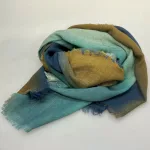 Tørklæde Let Vævet Merino Uld - Ilvie, okker, brun, petrol, blå, støvet, salvie, grøn, koloreret, unisex, herrer, damer, moderne, lækkert, kvalitet, ren, blød, luksuriøs, luksus, merino, merinould, uldent, uldtørklæde, halstørklæde, koloreret, farveforløb, tone-i-tone, klassisk, dæmpet, underspillet, dansk, design, tidløs, elegance, skønt, smukt, flot, herretørklæde, gave, gaveide, efterår, vinter, vintertørklæde, sjal, over skuldrene, stola, havfarver, biti, ribe