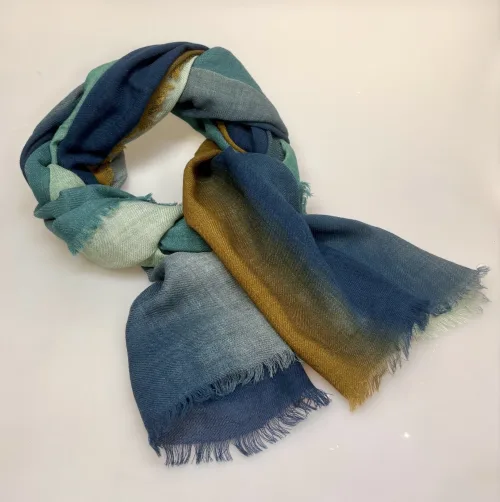Tørklæde Let Vævet Merino Uld - Ilvie, okker, brun, petrol, blå, støvet, salvie, grøn, koloreret, unisex, herrer, damer, moderne, lækkert, kvalitet, ren, blød, luksuriøs, luksus, merino, merinould, uldent, uldtørklæde, halstørklæde, koloreret, farveforløb, tone-i-tone, klassisk, dæmpet, underspillet, dansk, design, tidløs, elegance, skønt, smukt, flot, herretørklæde, gave, gaveide, efterår, vinter, vintertørklæde, sjal, over skuldrene, stola, havfarver, biti, ribe