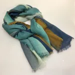 Tørklæde Let Vævet Merino Uld - Ilvie, okker, brun, petrol, blå, støvet, salvie, grøn, koloreret, unisex, herrer, damer, moderne, lækkert, kvalitet, ren, blød, luksuriøs, luksus, merino, merinould, uldent, uldtørklæde, halstørklæde, koloreret, farveforløb, tone-i-tone, klassisk, dæmpet, underspillet, dansk, design, tidløs, elegance, skønt, smukt, flot, herretørklæde, gave, gaveide, efterår, vinter, vintertørklæde, sjal, over skuldrene, stola, havfarver, biti, ribe