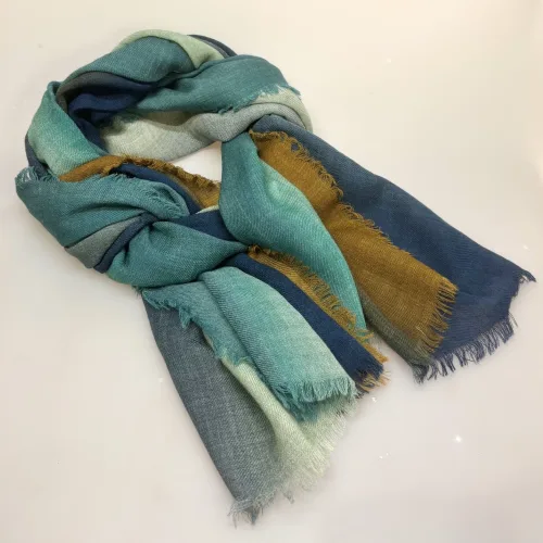 Tørklæde Let Vævet Merino Uld - Ilvie, okker, brun, petrol, blå, støvet, salvie, grøn, koloreret, unisex, herrer, damer, moderne, lækkert, kvalitet, ren, blød, luksuriøs, luksus, merino, merinould, uldent, uldtørklæde, halstørklæde, koloreret, farveforløb, tone-i-tone, klassisk, dæmpet, underspillet, dansk, design, tidløs, elegance, skønt, smukt, flot, herretørklæde, gave, gaveide, efterår, vinter, vintertørklæde, sjal, over skuldrene, stola, havfarver, biti, ribe