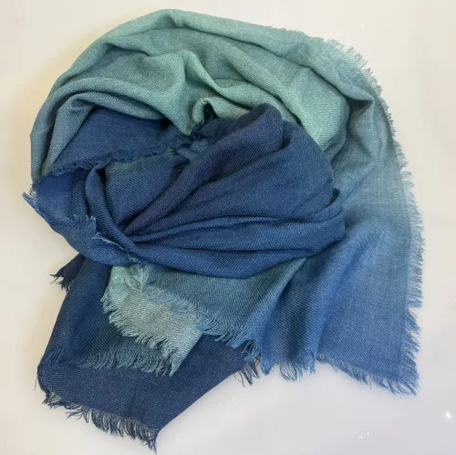 Tørklæde Let Vævet Merino Uld - Lights, djian, lights, w605-B, blå, denim, petrol, grøn, koloreret, unisex, herrer, damer, moderne, lækkert, kvalitet, ren, blød, luksuriøs, luksus, merino, merinould, uldent, uldtørklæde, halstørklæde, koloreret, farveforløb, tone-i-tone, klassisk, dæmpet, underspillet, dansk, design, tidløs, elegance, skønt, smukt, flot, herretørklæde, gave, gaveide, efterår, vinter, vintertørklæde, sjal, over skuldrene, stola, havfarver, biti, ribe