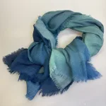 Tørklæde Let Vævet Merino Uld - Lights, djian, lights, w605-B, blå, denim, petrol, grøn, koloreret, unisex, herrer, damer, moderne, lækkert, kvalitet, ren, blød, luksuriøs, luksus, merino, merinould, uldent, uldtørklæde, halstørklæde, koloreret, farveforløb, tone-i-tone, klassisk, dæmpet, underspillet, dansk, design, tidløs, elegance, skønt, smukt, flot, herretørklæde, gave, gaveide, efterår, vinter, vintertørklæde, sjal, over skuldrene, stola, havfarver, biti, ribe