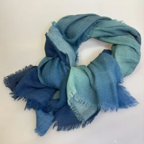 Tørklæde Let Vævet Merino Uld - Lights, djian, lights, w605-B, blå, denim, petrol, grøn, koloreret, unisex, herrer, damer, moderne, lækkert, kvalitet, ren, blød, luksuriøs, luksus, merino, merinould, uldent, uldtørklæde, halstørklæde, koloreret, farveforløb, tone-i-tone, klassisk, dæmpet, underspillet, dansk, design, tidløs, elegance, skønt, smukt, flot, herretørklæde, gave, gaveide, efterår, vinter, vintertørklæde, sjal, over skuldrene, stola, havfarver, biti, ribe
