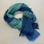 Tørklæde Let Vævet Merino Uld - Lights, djian, lights, w605-B, blå, denim, petrol, grøn, koloreret, unisex, herrer, damer, moderne, lækkert, kvalitet, ren, blød, luksuriøs, luksus, merino, merinould, uldent, uldtørklæde, halstørklæde, koloreret, farveforløb, tone-i-tone, klassisk, dæmpet, underspillet, dansk, design, tidløs, elegance, skønt, smukt, flot, herretørklæde, gave, gaveide, efterår, vinter, vintertørklæde, sjal, over skuldrene, stola, havfarver, biti, ribe