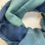 Tørklæde Let Vævet Merino Uld - Lights, djian, lights, w605-B, blå, denim, petrol, grøn, koloreret, unisex, herrer, damer, moderne, lækkert, kvalitet, ren, blød, luksuriøs, luksus, merino, merinould, uldent, uldtørklæde, halstørklæde, koloreret, farveforløb, tone-i-tone, klassisk, dæmpet, underspillet, dansk, design, tidløs, elegance, skønt, smukt, flot, herretørklæde, gave, gaveide, efterår, vinter, vintertørklæde, sjal, over skuldrene, stola, havfarver, biti, ribe
