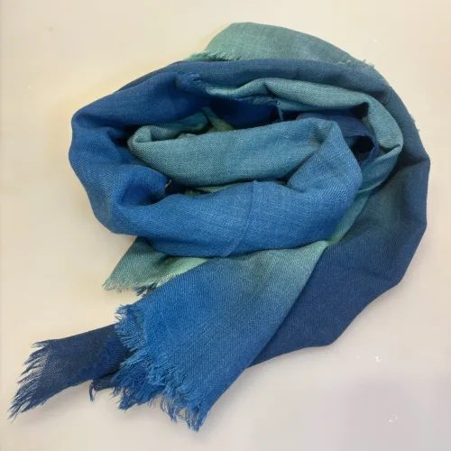 Tørklæde Let Vævet Merino Uld - Lights, djian, lights, w605-B, blå, denim, petrol, grøn, koloreret, unisex, herrer, damer, moderne, lækkert, kvalitet, ren, blød, luksuriøs, luksus, merino, merinould, uldent, uldtørklæde, halstørklæde, koloreret, farveforløb, tone-i-tone, klassisk, dæmpet, underspillet, dansk, design, tidløs, elegance, skønt, smukt, flot, herretørklæde, gave, gaveide, efterår, vinter, vintertørklæde, sjal, over skuldrene, stola, havfarver, biti, ribe