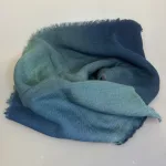 Tørklæde Let Vævet Merino Uld - Lights, djian, lights, w605-B, blå, denim, petrol, grøn, koloreret, unisex, herrer, damer, moderne, lækkert, kvalitet, ren, blød, luksuriøs, luksus, merino, merinould, uldent, uldtørklæde, halstørklæde, koloreret, farveforløb, tone-i-tone, klassisk, dæmpet, underspillet, dansk, design, tidløs, elegance, skønt, smukt, flot, herretørklæde, gave, gaveide, efterår, vinter, vintertørklæde, sjal, over skuldrene, stola, havfarver, biti, ribe