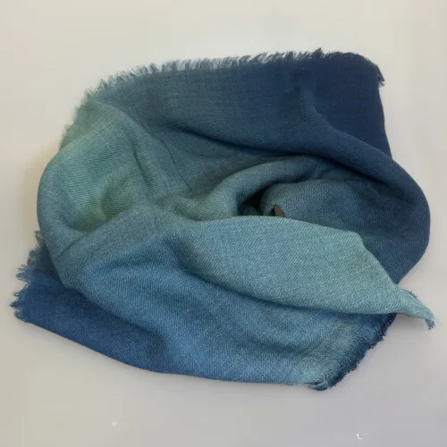Tørklæde Let Vævet Merino Uld - Lights, djian, lights, w605-B, blå, denim, petrol, grøn, koloreret, unisex, herrer, damer, moderne, lækkert, kvalitet, ren, blød, luksuriøs, luksus, merino, merinould, uldent, uldtørklæde, halstørklæde, koloreret, farveforløb, tone-i-tone, klassisk, dæmpet, underspillet, dansk, design, tidløs, elegance, skønt, smukt, flot, herretørklæde, gave, gaveide, efterår, vinter, vintertørklæde, sjal, over skuldrene, stola, havfarver, biti, ribe