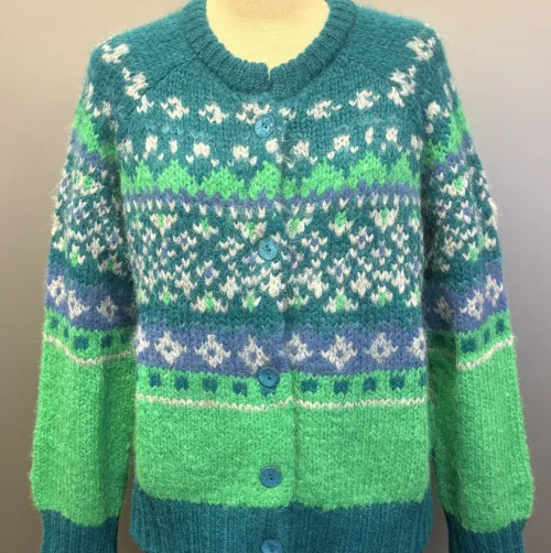 Alpaka Cardigan - Emilia Fluffy Grøn Blå, æblegrøn, blå, klare, farver, moderne, ung, piger, damer, smart, let, tyk, store, pinde, kort, cropped, flyffy, let, luftig, varm, blød, lækker, kvalitet, ganni, dansk, design, alpaka, uld, ren, lamauld, kvalitet, luksus, ekstravagant, eksklusiv, særlig, cool, håndstrikket, ulden, uldcardigan, knapper, sporty, afslappet, mode, biti, ribe, dawn and dare, dawn n' dare