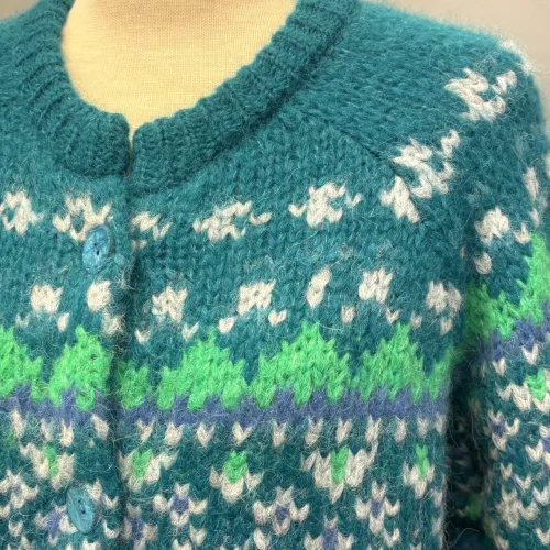 Alpaka Cardigan - Emilia Fluffy Grøn Blå, æblegrøn, blå, klare, farver, moderne, ung, piger, damer, smart, let, tyk, store, pinde, kort, cropped, flyffy, let, luftig, varm, blød, lækker, kvalitet, ganni, dansk, design, alpaka, uld, ren, lamauld, kvalitet, luksus, ekstravagant, eksklusiv, særlig, cool, håndstrikket, ulden, uldcardigan, knapper, sporty, afslappet, mode, biti, ribe, dawn and dare, dawn n' dare