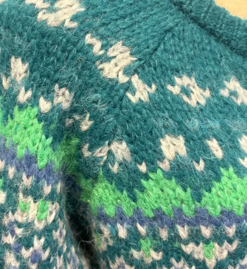 Alpaka Cardigan - Emilia Fluffy Grøn Blå, æblegrøn, blå, klare, farver, moderne, ung, piger, damer, smart, let, tyk, store, pinde, kort, cropped, flyffy, let, luftig, varm, blød, lækker, kvalitet, ganni, dansk, design, alpaka, uld, ren, lamauld, kvalitet, luksus, ekstravagant, eksklusiv, særlig, cool, håndstrikket, ulden, uldcardigan, knapper, sporty, afslappet, mode, biti, ribe,