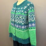 Alpaka Cardigan - Emilia Fluffy Grøn Blå, æblegrøn, blå, klare, farver, moderne, ung, piger, damer, smart, let, tyk, store, pinde, kort, cropped, flyffy, let, luftig, varm, blød, lækker, kvalitet, ganni, dansk, design, alpaka, uld, ren, lamauld, kvalitet, luksus, ekstravagant, eksklusiv, særlig, cool, håndstrikket, ulden, uldcardigan, knapper, sporty, afslappet, mode, biti, ribe,