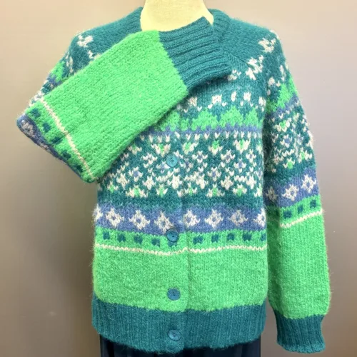 Alpaka Cardigan - Emilia Fluffy Grøn Blå, æblegrøn, blå, klare, farver, moderne, ung, piger, damer, smart, let, tyk, store, pinde, kort, cropped, flyffy, let, luftig, varm, blød, lækker, kvalitet, ganni, dansk, design, alpaka, uld, ren, lamauld, kvalitet, luksus, ekstravagant, eksklusiv, særlig, cool, håndstrikket, ulden, uldcardigan, knapper, sporty, afslappet, mode, biti, ribe, dawn and dare, dawn n' dare