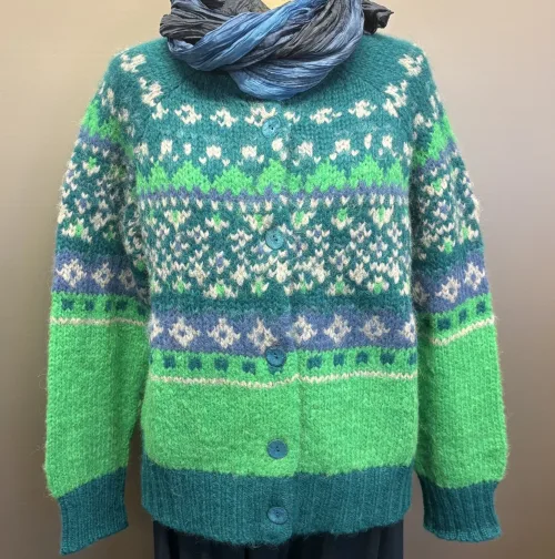 Alpaka Cardigan - Emilia Fluffy Grøn Blå, æblegrøn, blå, klare, farver, moderne, ung, piger, damer, smart, let, tyk, store, pinde, kort, cropped, flyffy, let, luftig, varm, blød, lækker, kvalitet, ganni, dansk, design, alpaka, uld, ren, lamauld, kvalitet, luksus, ekstravagant, eksklusiv, særlig, cool, håndstrikket, ulden, uldcardigan, knapper, sporty, afslappet, mode, biti, ribe, dawn and dare, dawn n' dare