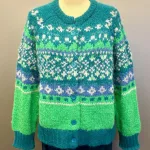 Alpaka Cardigan - Emilia Fluffy Grøn Blå, æblegrøn, blå, klare, farver, moderne, ung, piger, damer, smart, let, tyk, store, pinde, kort, cropped, flyffy, let, luftig, varm, blød, lækker, kvalitet, ganni, dansk, design, alpaka, uld, ren, lamauld, kvalitet, luksus, ekstravagant, eksklusiv, særlig, cool, håndstrikket, ulden, uldcardigan, knapper, sporty, afslappet, mode, biti, ribe, dawn and dare, dawn n' dare