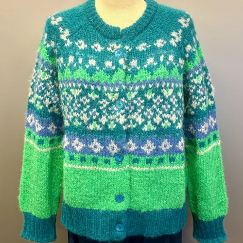 Alpaka Cardigan - Emilia Fluffy Grøn Blå, æblegrøn, blå, klare, farver, moderne, ung, piger, damer, smart, let, tyk, store, pinde, kort, cropped, flyffy, let, luftig, varm, blød, lækker, kvalitet, ganni, dansk, design, alpaka, uld, ren, lamauld, kvalitet, luksus, ekstravagant, eksklusiv, særlig, cool, håndstrikket, ulden, uldcardigan, knapper, sporty, afslappet, mode, biti, ribe, dawn and dare, dawn n' dare