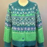 Alpaka Cardigan - Emilia Fluffy Grøn Blå, æblegrøn, blå, klare, farver, moderne, ung, piger, damer, smart, let, tyk, store, pinde, kort, cropped, flyffy, let, luftig, varm, blød, lækker, kvalitet, ganni, dansk, design, alpaka, uld, ren, lamauld, kvalitet, luksus, ekstravagant, eksklusiv, særlig, cool, håndstrikket, ulden, uldcardigan, knapper, sporty, afslappet, mode, biti, ribe, dawn and dare, dawn n' dare