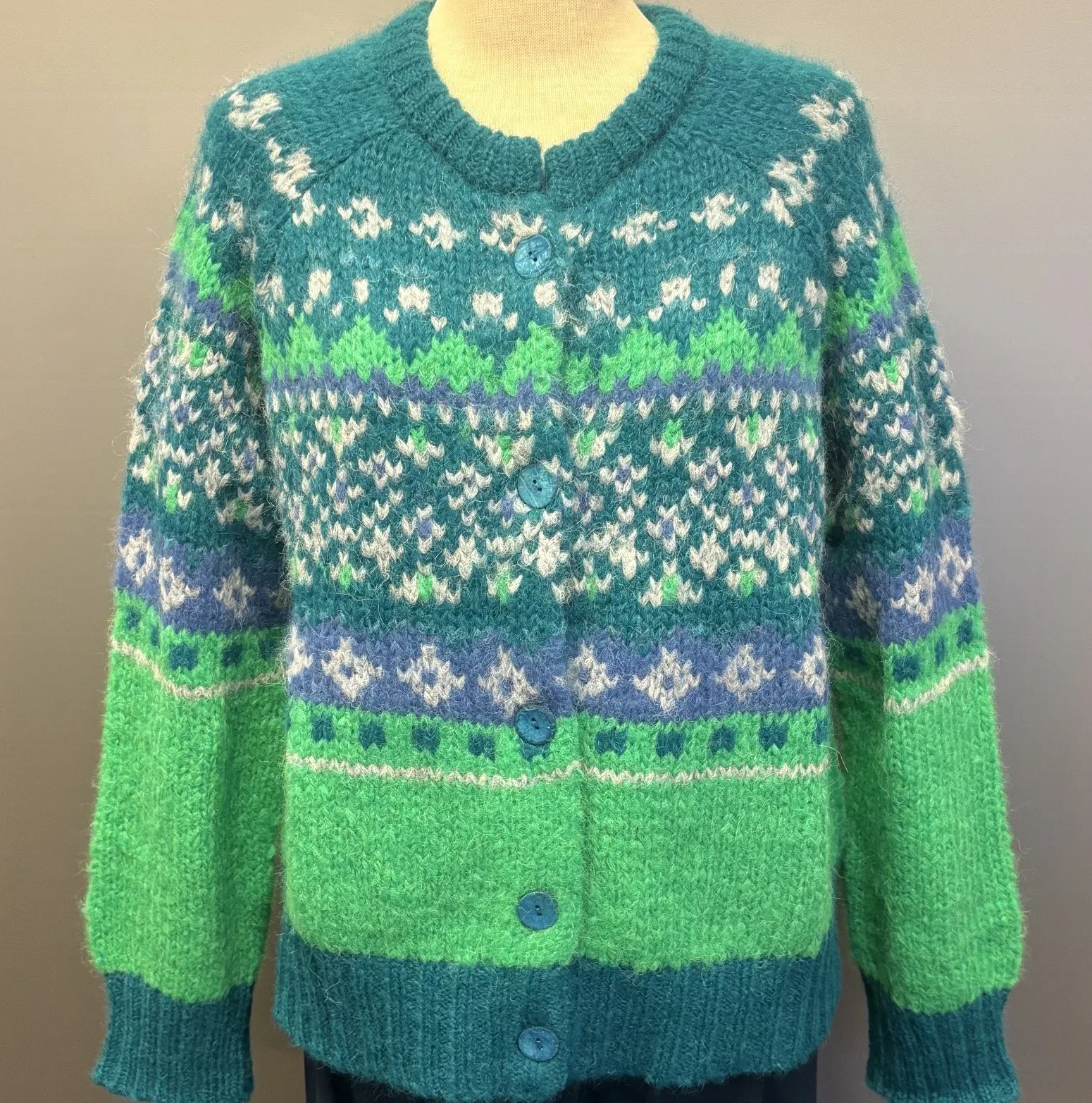 Alpaka Cardigan - Emilia Fluffy Grøn Blå Alpaka Cardigan - Emilia Fluffy Grøn Blå, æblegrøn, blå, klare, farver, moderne, ung, piger, damer, smart, let, tyk, store, pinde, kort, cropped, flyffy, let, luftig, varm, blød, lækker, kvalitet, ganni, dansk, design, alpaka, uld, ren, lamauld, kvalitet, luksus, ekstravagant, eksklusiv, særlig, cool, håndstrikket, ulden, uldcardigan, knapper, sporty, afslappet, mode, biti, ribe, dawn and dare, dawn n' dare