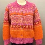 Alpaka Cardigan - Emilia Fluffy Pink Orange, 22, fuchsia, røde, orange, pink, farver, farveglad, farverig, smuk, fantastisk, wow, moderne, ung, piger, damer, smart, let, tyk, store, pinde, kort, cropped, flyffy, let, luftig, varm, blød, lækker, kvalitet, ganni, dansk, design, alpaka, uld, ren, lamauld, kvalitet, luksus, ekstravagant, eksklusiv, særlig, cool, håndstrikket, ulden, uldcardigan, knapper, sporty, afslappet, mode, biti, ribe, dawn and dare, dawn n' dare