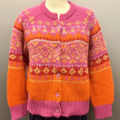 Alpaka Cardigan - Emilia Fluffy Pink Orange, 22, fuchsia, røde, orange, pink, farver, farveglad, farverig, smuk, fantastisk, wow, moderne, ung, piger, damer, smart, let, tyk, store, pinde, kort, cropped, flyffy, let, luftig, varm, blød, lækker, kvalitet, ganni, dansk, design, alpaka, uld, ren, lamauld, kvalitet, luksus, ekstravagant, eksklusiv, særlig, cool, håndstrikket, ulden, uldcardigan, knapper, sporty, afslappet, mode, biti, ribe, dawn and dare, dawn n' dare