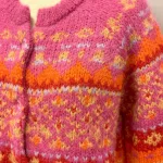 Alpaka Cardigan - Emilia Fluffy Pink Orange, 22, fuchsia, røde, orange, pink, farver, farveglad, farverig, smuk, fantastisk, wow, moderne, ung, piger, damer, smart, let, tyk, store, pinde, kort, cropped, flyffy, let, luftig, varm, blød, lækker, kvalitet, ganni, dansk, design, alpaka, uld, ren, lamauld, kvalitet, luksus, ekstravagant, eksklusiv, særlig, cool, håndstrikket, ulden, uldcardigan, knapper, sporty, afslappet, mode, biti, ribe, dawn and dare, dawn n' dare