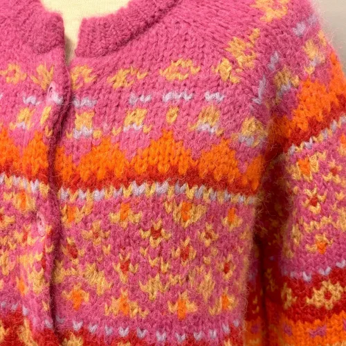 Alpaka Cardigan - Emilia Fluffy Pink Orange, 22, fuchsia, røde, orange, pink, farver, farveglad, farverig, smuk, fantastisk, wow, moderne, ung, piger, damer, smart, let, tyk, store, pinde, kort, cropped, flyffy, let, luftig, varm, blød, lækker, kvalitet, ganni, dansk, design, alpaka, uld, ren, lamauld, kvalitet, luksus, ekstravagant, eksklusiv, særlig, cool, håndstrikket, ulden, uldcardigan, knapper, sporty, afslappet, mode, biti, ribe, dawn and dare, dawn n' dare
