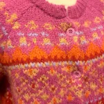 Alpaka Cardigan - Emilia Fluffy Pink Orange, 22, fuchsia, røde, orange, pink, farver, farveglad, farverig, smuk, fantastisk, wow, moderne, ung, piger, damer, smart, let, tyk, store, pinde, kort, cropped, flyffy, let, luftig, varm, blød, lækker, kvalitet, ganni, dansk, design, alpaka, uld, ren, lamauld, kvalitet, luksus, ekstravagant, eksklusiv, særlig, cool, håndstrikket, ulden, uldcardigan, knapper, sporty, afslappet, mode, biti, ribe, dawn and dare, dawn n' dare