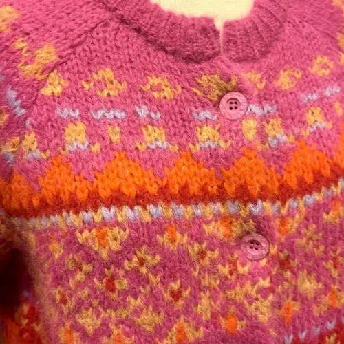 Alpaka Cardigan - Emilia Fluffy Pink Orange, 22, fuchsia, røde, orange, pink, farver, farveglad, farverig, smuk, fantastisk, wow, moderne, ung, piger, damer, smart, let, tyk, store, pinde, kort, cropped, flyffy, let, luftig, varm, blød, lækker, kvalitet, ganni, dansk, design, alpaka, uld, ren, lamauld, kvalitet, luksus, ekstravagant, eksklusiv, særlig, cool, håndstrikket, ulden, uldcardigan, knapper, sporty, afslappet, mode, biti, ribe, dawn and dare, dawn n' dare
