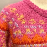 Alpaka Cardigan - Emilia Fluffy Pink Orange, 22, fuchsia, røde, orange, pink, farver, farveglad, farverig, smuk, fantastisk, wow, moderne, ung, piger, damer, smart, let, tyk, store, pinde, kort, cropped, flyffy, let, luftig, varm, blød, lækker, kvalitet, ganni, dansk, design, alpaka, uld, ren, lamauld, kvalitet, luksus, ekstravagant, eksklusiv, særlig, cool, håndstrikket, ulden, uldcardigan, knapper, sporty, afslappet, mode, biti, ribe, dawn and dare, dawn n' dare