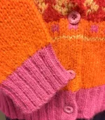 Alpaka Cardigan - Emilia Fluffy Pink Orange, 22, fuchsia, røde, orange, pink, farver, farveglad, farverig, smuk, fantastisk, wow, moderne, ung, piger, damer, smart, let, tyk, store, pinde, kort, cropped, flyffy, let, luftig, varm, blød, lækker, kvalitet, ganni, dansk, design, alpaka, uld, ren, lamauld, kvalitet, luksus, ekstravagant, eksklusiv, særlig, cool, håndstrikket, ulden, uldcardigan, knapper, sporty, afslappet, mode, biti, ribe, dawn and dare, dawn n' dare