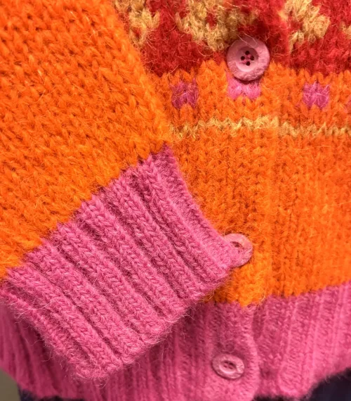 Alpaka Cardigan - Emilia Fluffy Pink Orange, 22, fuchsia, røde, orange, pink, farver, farveglad, farverig, smuk, fantastisk, wow, moderne, ung, piger, damer, smart, let, tyk, store, pinde, kort, cropped, flyffy, let, luftig, varm, blød, lækker, kvalitet, ganni, dansk, design, alpaka, uld, ren, lamauld, kvalitet, luksus, ekstravagant, eksklusiv, særlig, cool, håndstrikket, ulden, uldcardigan, knapper, sporty, afslappet, mode, biti, ribe, dawn and dare, dawn n' dare