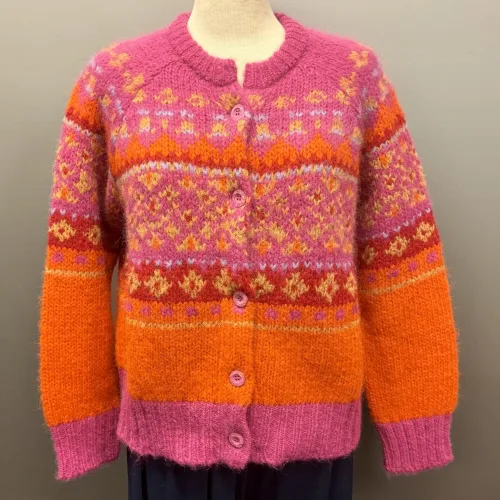 Alpaka Cardigan - Emilia Fluffy Pink Orange, 22, fuchsia, røde, orange, pink, farver, farveglad, farverig, smuk, fantastisk, wow, moderne, ung, piger, damer, smart, let, tyk, store, pinde, kort, cropped, flyffy, let, luftig, varm, blød, lækker, kvalitet, ganni, dansk, design, alpaka, uld, ren, lamauld, kvalitet, luksus, ekstravagant, eksklusiv, særlig, cool, håndstrikket, ulden, uldcardigan, knapper, sporty, afslappet, mode, biti, ribe, dawn and dare, dawn n' dare