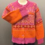 Alpaka Cardigan - Emilia Fluffy Pink Orange, 22, fuchsia, røde, orange, pink, farver, farveglad, farverig, smuk, fantastisk, wow, moderne, ung, piger, damer, smart, let, tyk, store, pinde, kort, cropped, flyffy, let, luftig, varm, blød, lækker, kvalitet, ganni, dansk, design, alpaka, uld, ren, lamauld, kvalitet, luksus, ekstravagant, eksklusiv, særlig, cool, håndstrikket, ulden, uldcardigan, knapper, sporty, afslappet, mode, biti, ribe, dawn and dare, dawn n' dare