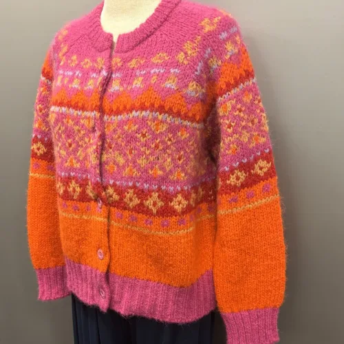 Alpaka Cardigan - Emilia Fluffy Pink Orange, 22, fuchsia, røde, orange, pink, farver, farveglad, farverig, smuk, fantastisk, wow, moderne, ung, piger, damer, smart, let, tyk, store, pinde, kort, cropped, flyffy, let, luftig, varm, blød, lækker, kvalitet, ganni, dansk, design, alpaka, uld, ren, lamauld, kvalitet, luksus, ekstravagant, eksklusiv, særlig, cool, håndstrikket, ulden, uldcardigan, knapper, sporty, afslappet, mode, biti, ribe, dawn and dare, dawn n' dare