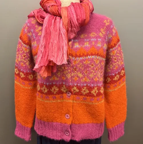 Alpaka Cardigan - Emilia Fluffy Pink Orange, 22, fuchsia, røde, orange, pink, farver, farveglad, farverig, smuk, fantastisk, wow, moderne, ung, piger, damer, smart, let, tyk, store, pinde, kort, cropped, flyffy, let, luftig, varm, blød, lækker, kvalitet, ganni, dansk, design, alpaka, uld, ren, lamauld, kvalitet, luksus, ekstravagant, eksklusiv, særlig, cool, håndstrikket, ulden, uldcardigan, knapper, sporty, afslappet, mode, biti, ribe, dawn and dare, dawn n' dare