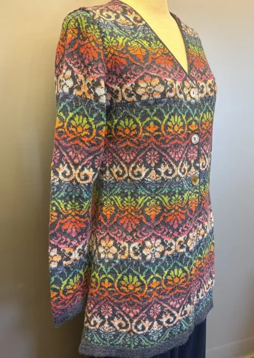 Alpaka Cardigan Lang - Catherine Jeans Multi, lang, long, firgur, timeglas, klædelig, smart, smuk, særlig, lama, uld, alpaca, alpakastrik, strik, damestrik, knapper, v-hals, v-udskæring, blomster, regnbue, rainbow, farveglad, farverig, floral, ikat, farveforløb, fintstrikket, lærke bakker, strikkedesign, design, alpakastrik, alpakatrøje, striktrøje, strikjakke, varm, blød, ren, natur, materialer, bæredygtig, holdbar, miljø, biti, ribe,