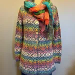 Alpaka Cardigan Lang - Catherine Jeans Multi, lang, long, firgur, timeglas, klædelig, smart, smuk, særlig, lama, uld, alpaca, alpakastrik, strik, damestrik, knapper, v-hals, v-udskæring, blomster, regnbue, rainbow, farveglad, farverig, floral, ikat, farveforløb, fintstrikket, lærke bakker, strikkedesign, design, alpakastrik, alpakatrøje, striktrøje, strikjakke, varm, blød, ren, natur, materialer, bæredygtig, holdbar, miljø, biti, ribe,
