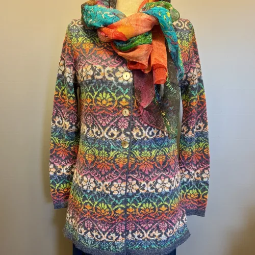 Alpaka Cardigan Lang - Catherine Jeans Multi, lang, long, firgur, timeglas, klædelig, smart, smuk, særlig, lama, uld, alpaca, alpakastrik, strik, damestrik, knapper, v-hals, v-udskæring, blomster, regnbue, rainbow, farveglad, farverig, floral, ikat, farveforløb, fintstrikket, lærke bakker, strikkedesign, design, alpakastrik, alpakatrøje, striktrøje, strikjakke, varm, blød, ren, natur, materialer, bæredygtig, holdbar, miljø, biti, ribe,