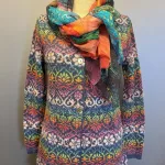 Alpaka Cardigan Lang - Catherine Jeans Multi, lang, long, firgur, timeglas, klædelig, smart, smuk, særlig, lama, uld, alpaca, alpakastrik, strik, damestrik, knapper, v-hals, v-udskæring, blomster, regnbue, rainbow, farveglad, farverig, floral, ikat, farveforløb, fintstrikket, lærke bakker, strikkedesign, design, alpakastrik, alpakatrøje, striktrøje, strikjakke, varm, blød, ren, natur, materialer, bæredygtig, holdbar, miljø, biti, ribe,