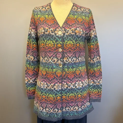 Alpaka Cardigan Lang - Catherine Jeans Multi, lang, long, firgur, timeglas, klædelig, smart, smuk, særlig, lama, uld, alpaca, alpakastrik, strik, damestrik, knapper, v-hals, v-udskæring, blomster, regnbue, rainbow, farveglad, farverig, floral, ikat, farveforløb, fintstrikket, lærke bakker, strikkedesign, design, alpakastrik, alpakatrøje, striktrøje, strikjakke, varm, blød, ren, natur, materialer, bæredygtig, holdbar, miljø, biti, ribe,