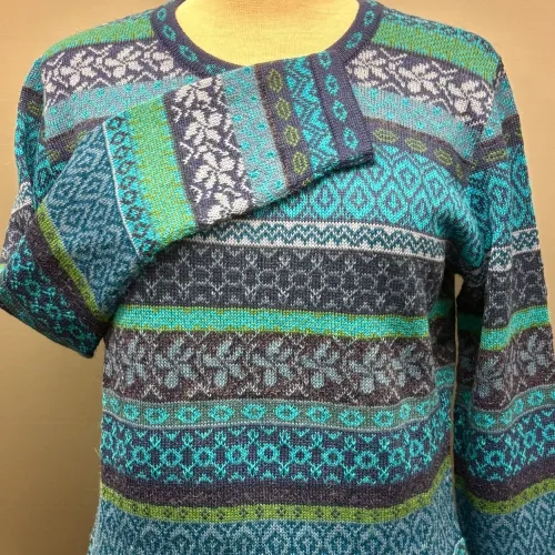 Alpaka Pullover Eliana Turkis Blå, eliana, blå, turkis, grøn, let, fintstrikket, tynd, lun, silkeblød, sweater, strik, damestrik, pullover, strikbluse, flatterende, klædelig, smart, klare, farver, kulørt, hønsestrik, lærke bakker, håndstrikket, mønsterstrik, borter, striber, efteråsfarver, alpakka, alpaka, alpaka, luksus, sporty, særlig, lækker, blød, silkeblød, ren, 100%, uld, pullover, trøje, damepullover, damestrik, strik, alpaka, alpakastrik, alpakatrøje, alpaca, alpacauld, alpacastrik, alpacatrøje, over hovedet, varm, lækker, luksus, luksuriøs, eksklusiv, kasmir, kashmir, cashmere, lama, lamauld, peru, peruviansk, håndarbejde, mønsterstrik, mønster, striber, hønsestrik, blå, turkis, grå, denimblå, gråblå, havfarver, blød, silkeagtig, biti, ribe, vadehavet, efterårsstrik, vinter, nationalpark, nyhed, forår, smart, tidsløs, klassisk, speciel, særlig, usædvanlig, kvalitet,damesweater, damepullover, lama, lamauld, alpaca