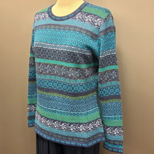 Alpaka Pullover Eliana Turkis Blå, eliana, blå, turkis, grøn, let, fintstrikket, tynd, lun, silkeblød, sweater, strik, damestrik, pullover, strikbluse, flatterende, klædelig, smart, klare, farver, kulørt, hønsestrik, lærke bakker, håndstrikket, mønsterstrik, borter, striber, efteråsfarver, alpakka, alpaka, alpaka, luksus, sporty, særlig, lækker, blød, silkeblød, ren, 100%, uld, pullover, trøje, damepullover, damestrik, strik, alpaka, alpakastrik, alpakatrøje, alpaca, alpacauld, alpacastrik, alpacatrøje, over hovedet, varm, lækker, luksus, luksuriøs, eksklusiv, kasmir, kashmir, cashmere, lama, lamauld, peru, peruviansk, håndarbejde, mønsterstrik, mønster, striber, hønsestrik, blå, turkis, grå, denimblå, gråblå, havfarver, blød, silkeagtig, biti, ribe, vadehavet, efterårsstrik, vinter, nationalpark, nyhed, forår, smart, tidsløs, klassisk, speciel, særlig, usædvanlig, kvalitet,damesweater, damepullover, lama, lamauld, alpaca