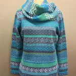 Alpaka Pullover Eliana Turkis Blå, eliana, blå, turkis, grøn, let, fintstrikket, tynd, lun, silkeblød, sweater, strik, damestrik, pullover, strikbluse, flatterende, klædelig, smart, klare, farver, kulørt, hønsestrik, lærke bakker, håndstrikket, mønsterstrik, borter, striber, efteråsfarver, alpakka, alpaka, alpaka, luksus, sporty, særlig, lækker, blød, silkeblød, ren, 100%, uld, pullover, trøje, damepullover, damestrik, strik, alpaka, alpakastrik, alpakatrøje, alpaca, alpacauld, alpacastrik, alpacatrøje, over hovedet, varm, lækker, luksus, luksuriøs, eksklusiv, kasmir, kashmir, cashmere, lama, lamauld, peru, peruviansk, håndarbejde, mønsterstrik, mønster, striber, hønsestrik, blå, turkis, grå, denimblå, gråblå, havfarver, blød, silkeagtig, biti, ribe, vadehavet, efterårsstrik, vinter, nationalpark, nyhed, forår, smart, tidsløs, klassisk, speciel, særlig, usædvanlig, kvalitet,damesweater, damepullover, lama, lamauld, alpaca