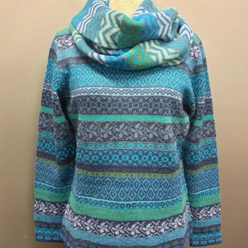 Alpaka Pullover Eliana Turkis Blå, eliana, blå, turkis, grøn, let, fintstrikket, tynd, lun, silkeblød, sweater, strik, damestrik, pullover, strikbluse, flatterende, klædelig, smart, klare, farver, kulørt, hønsestrik, lærke bakker, håndstrikket, mønsterstrik, borter, striber, efteråsfarver, alpakka, alpaka, alpaka, luksus, sporty, særlig, lækker, blød, silkeblød, ren, 100%, uld, pullover, trøje, damepullover, damestrik, strik, alpaka, alpakastrik, alpakatrøje, alpaca, alpacauld, alpacastrik, alpacatrøje, over hovedet, varm, lækker, luksus, luksuriøs, eksklusiv, kasmir, kashmir, cashmere, lama, lamauld, peru, peruviansk, håndarbejde, mønsterstrik, mønster, striber, hønsestrik, blå, turkis, grå, denimblå, gråblå, havfarver, blød, silkeagtig, biti, ribe, vadehavet, efterårsstrik, vinter, nationalpark, nyhed, forår, smart, tidsløs, klassisk, speciel, særlig, usædvanlig, kvalitet,damesweater, damepullover, lama, lamauld, alpaca