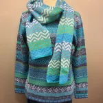 Alpaka Pullover Eliana Turkis Blå, eliana, blå, turkis, grøn, let, fintstrikket, tynd, lun, silkeblød, sweater, strik, damestrik, pullover, strikbluse, flatterende, klædelig, smart, klare, farver, kulørt, hønsestrik, lærke bakker, håndstrikket, mønsterstrik, borter, striber, efteråsfarver, alpakka, alpaka, alpaka, luksus, sporty, særlig, lækker, blød, silkeblød, ren, 100%, uld, pullover, trøje, damepullover, damestrik, strik, alpaka, alpakastrik, alpakatrøje, alpaca, alpacauld, alpacastrik, alpacatrøje, over hovedet, varm, lækker, luksus, luksuriøs, eksklusiv, kasmir, kashmir, cashmere, lama, lamauld, peru, peruviansk, håndarbejde, mønsterstrik, mønster, striber, hønsestrik, blå, turkis, grå, denimblå, gråblå, havfarver, blød, silkeagtig, biti, ribe, vadehavet, efterårsstrik, vinter, nationalpark, nyhed, forår, smart, tidsløs, klassisk, speciel, særlig, usædvanlig, kvalitet,damesweater, damepullover, lama, lamauld, alpaca