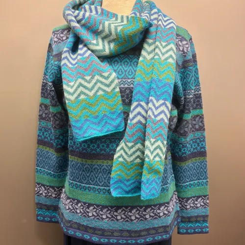 Alpaka Pullover Eliana Turkis Blå, eliana, blå, turkis, grøn, let, fintstrikket, tynd, lun, silkeblød, sweater, strik, damestrik, pullover, strikbluse, flatterende, klædelig, smart, klare, farver, kulørt, hønsestrik, lærke bakker, håndstrikket, mønsterstrik, borter, striber, efteråsfarver, alpakka, alpaka, alpaka, luksus, sporty, særlig, lækker, blød, silkeblød, ren, 100%, uld, pullover, trøje, damepullover, damestrik, strik, alpaka, alpakastrik, alpakatrøje, alpaca, alpacauld, alpacastrik, alpacatrøje, over hovedet, varm, lækker, luksus, luksuriøs, eksklusiv, kasmir, kashmir, cashmere, lama, lamauld, peru, peruviansk, håndarbejde, mønsterstrik, mønster, striber, hønsestrik, blå, turkis, grå, denimblå, gråblå, havfarver, blød, silkeagtig, biti, ribe, vadehavet, efterårsstrik, vinter, nationalpark, nyhed, forår, smart, tidsløs, klassisk, speciel, særlig, usædvanlig, kvalitet,damesweater, damepullover, lama, lamauld, alpaca